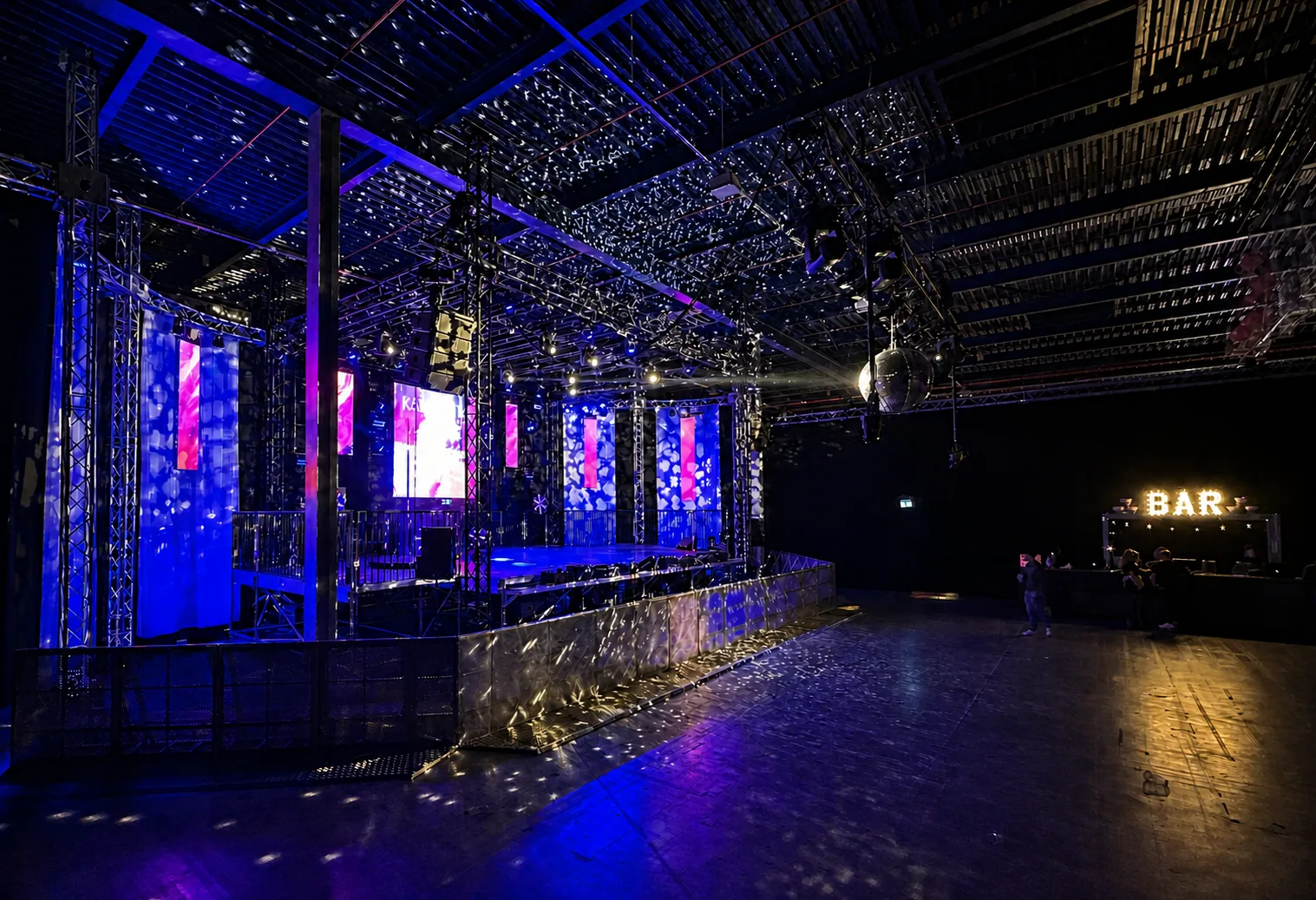 Zakelijk evenement met podium, audiovisuele techniek en sfeervolle verlichting