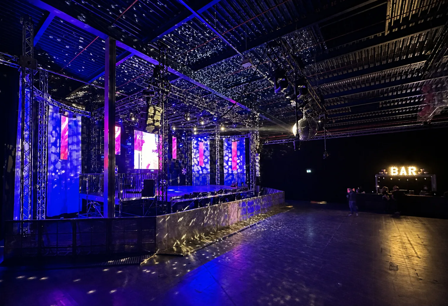 Compleet evenement met podium, licht en inrichting